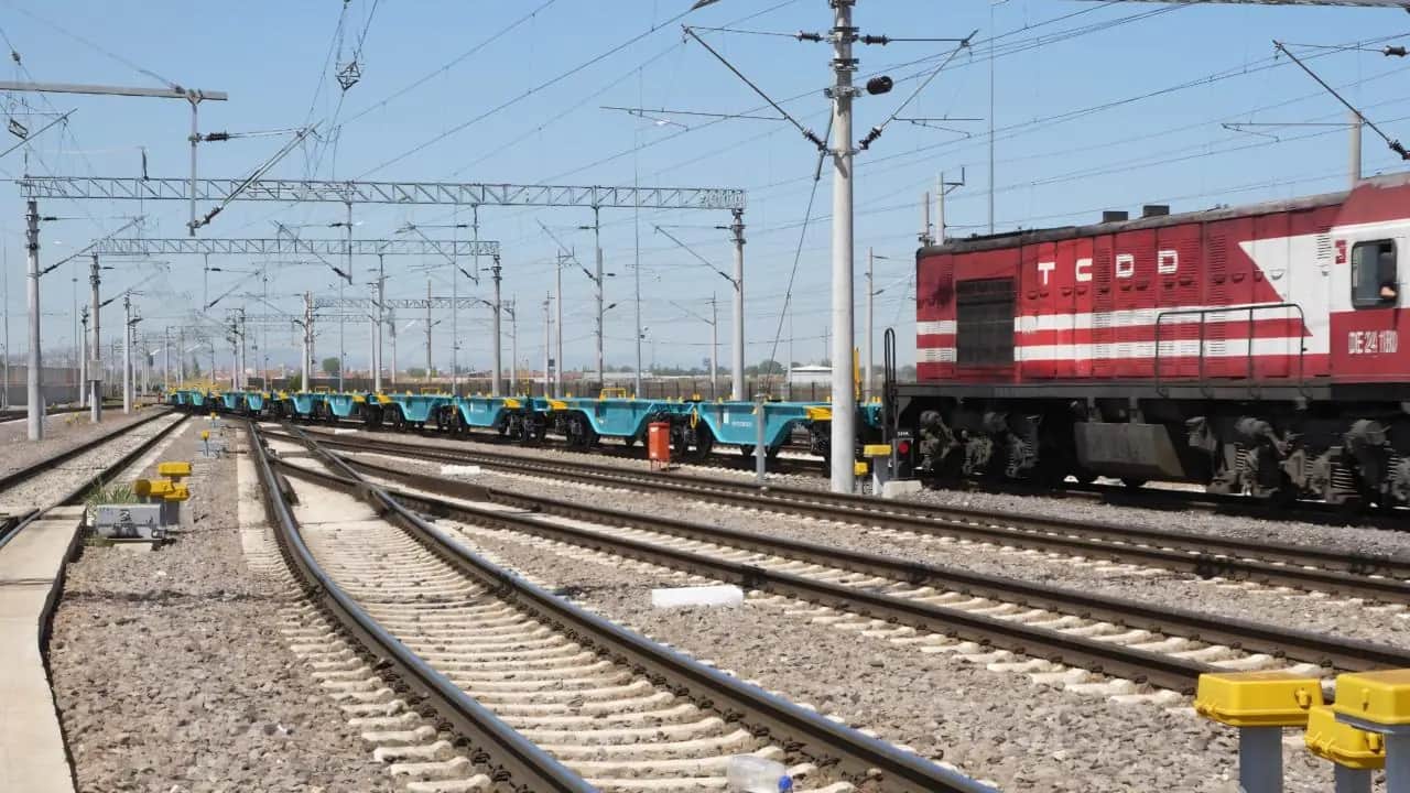 Demiryolu patinaj kumu lokomotif çekiş uygulaması