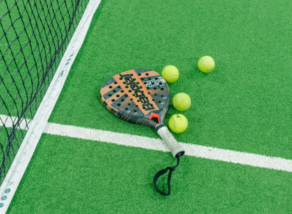 Padel kortu suni çim silis kumu